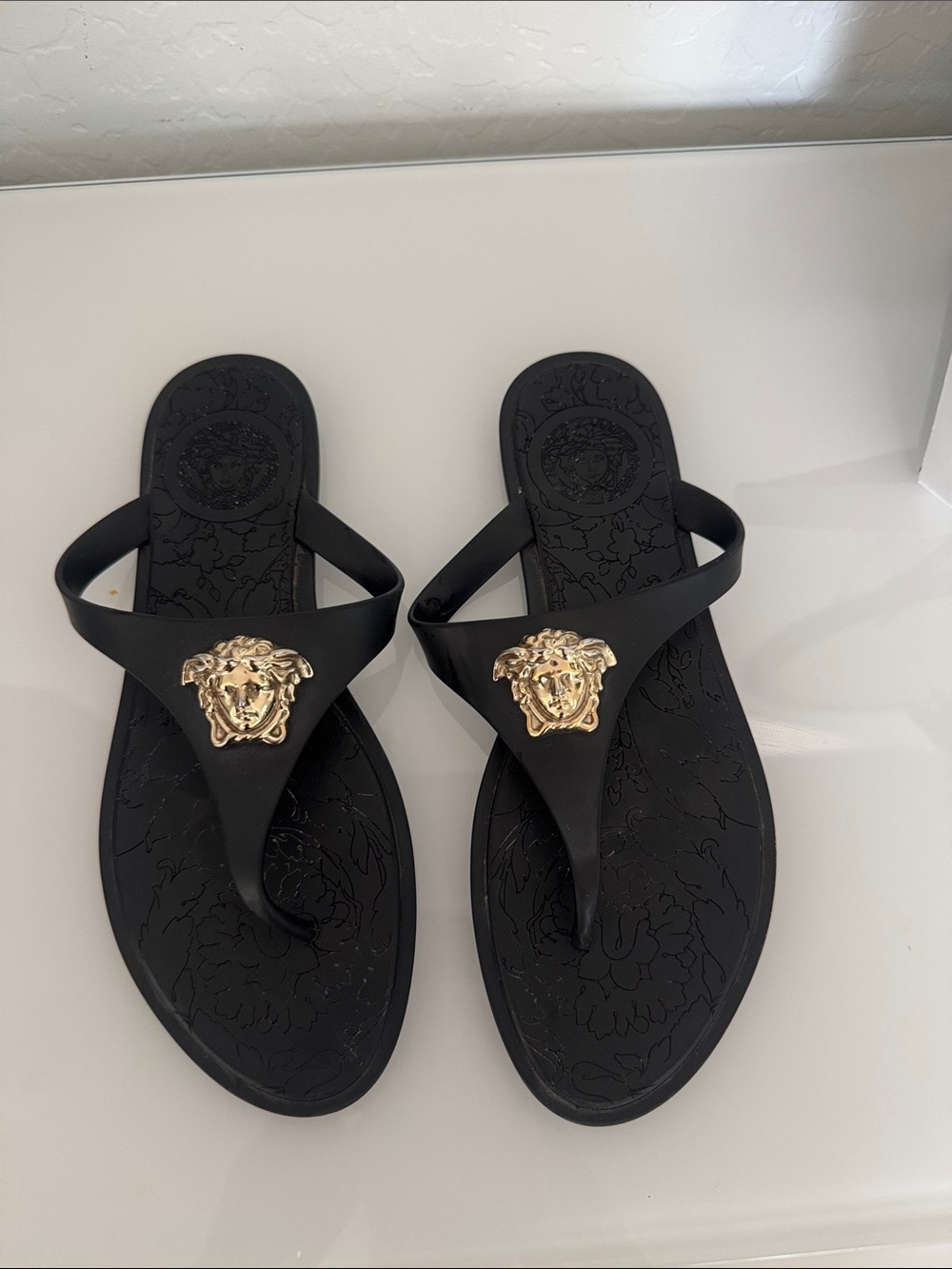 Black Women's Medusa-Emblem Thong Sandals
